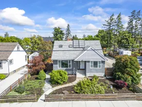 Heritage Home, Sleeps 8, Hot Tub, Near Downtown - Image 2