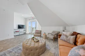 4BR Downtown Penthouse Suite near Cedar Point - Image 4