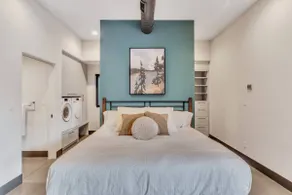 Luxurious, Modern 2 Bed Downtown Star Studio - Image 4