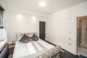 Moderne-Maison-Salle de bain privée-Vue sur Rue-Free Parking - Image 3