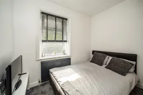 Moderne-Maison-Salle de bain privée-Vue sur Rue-Free Parking - Image 4