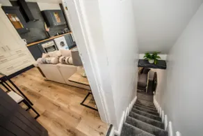 Moderne-Maison-Salle de bain privée-Vue sur Rue-Free Parking - Image 5
