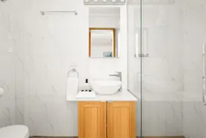 Stylish Inner City 2-Bed Unit by Fig Lane Park - Image 3