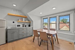 South Broadway Dog-Friendly Loft with Parking - Image 4