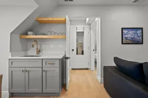 South Broadway Dog-Friendly Loft with Parking - Image 3