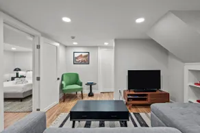 Cozy Dog-Friendly Unit with Parking Near Broadway - Image 4