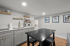 Cozy Dog-Friendly Unit with Parking Near Broadway - Image 2