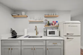 Cozy Dog-Friendly Unit with Parking Near Broadway - Image 3