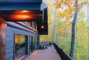 Moonstruck |Hot Tub|Luxurious King Bed & Tub - Image 2