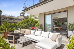 Superb 2-Bed Apartment Facing Rose Bay Marina - Image 2