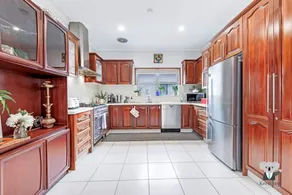 KozyGuru | Rockdale | Spacious Modern 2 Bedrooms Holiday Home - Image 4