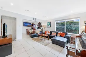 KozyGuru | Rockdale | Spacious Modern 2 Bedrooms Holiday Home - Image 5