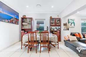 KozyGuru | Rockdale | Spacious Modern 2 Bedrooms Holiday Home - Image 3
