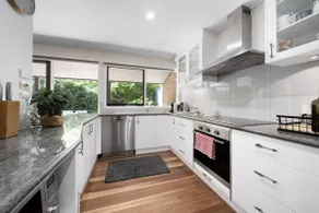 Gorgeous 2-Bed Townhouse with Patio, BBQ & Parking - Image 2