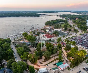 Okoboji Lakeside Retreat in Arnolds Park - Image 5