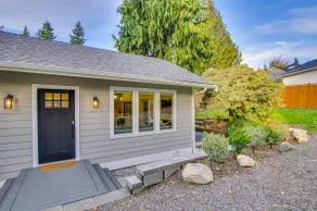 Private Yard & Fire Pit! Modern Kirkland Abode - Image 3
