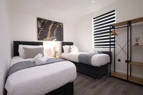 Modern 4-Bed Watford Flat - 20-min to London - Image 3