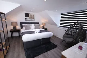 Modern 4-Bed Watford Flat - 20-min to London - Image 4