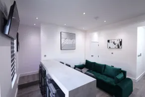 Modern 4-Bed Watford Flat - 20-min to London - Image 2