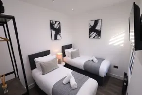 Modern 4-Bed Watford Flat - 20-min to London - Image 5