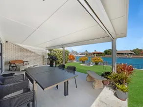 Spacious Holiday Unit on Canal at Banksia Beach - Image 3