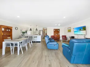Spacious Holiday Unit on Canal at Banksia Beach - Image 5