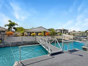 Spacious Holiday Unit on Canal at Banksia Beach - Image 4