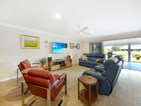 Spacious Holiday Unit on Canal at Banksia Beach - Image 2