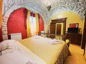 L'Antica Dimora - Crimson Room - Image 2