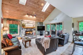 Westaway-Spacious Home w/Private Hot Tub, Fireplac - Image 5