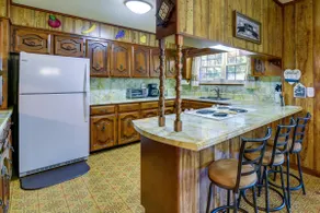 Vintage Chipley Getaway on Large Private Property - Image 3