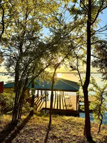 Romantic Lakefront Cabin 1BR Pvt Hot Tub & Dock - Image 4
