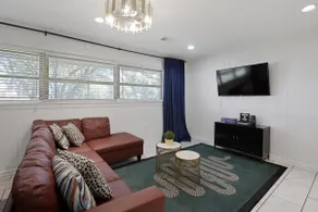 Brand new*Walk to Graceland*Sleeps 10* - Image 4