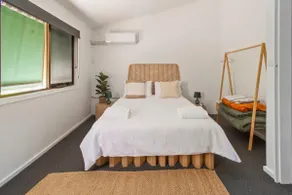 Luxury by the Lagoon - Water Views, 3 Mins to CBD - Image 2
