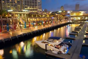 Stylish 2BR Apt Overlooking Darling Harbour - Image 3