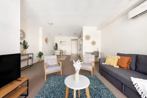 Stylish 2BR Apt Overlooking Darling Harbour - Image 5