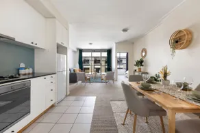Stylish 2BR Apt Overlooking Darling Harbour - Image 4
