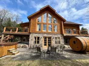 Spacious log cabin with pool and games - Image 5