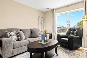 New!Contemporary UpperFlat Near Downtown Roseville - Image 2