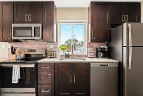 New!Contemporary UpperFlat Near Downtown Roseville - Image 4