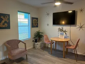 Cozy Starfish Retreat: Near Beaches & Pet-Friendly - Image 5