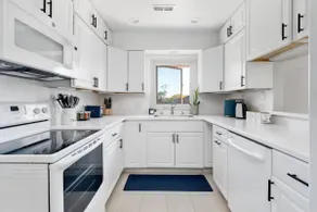 Renno Upstairs King Bed | 15 Min to DC | Views - Image 2