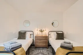 Stylish Townhouse Retreat - 15 min to DT - Image 4