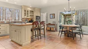 Newly Renovated 4-BR Country Retreat 5-Min to Okem - Image 3