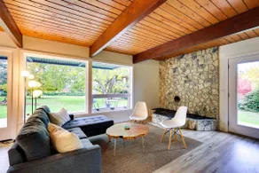 Modern Oregon Getaway w/ Fireplace, Yard & Deck - Image 4