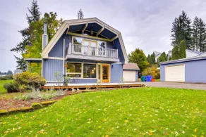 Modern Oregon Getaway w/ Fireplace, Yard & Deck - Image 3