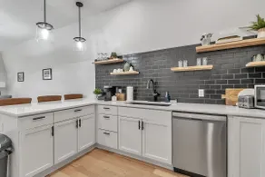 Carriage House Loft - King Bed and Garage Parking - Image 3