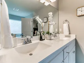 Spacious BA Home in Beautiful Neighborhood! - Image 5