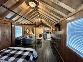 Studio Cabin - Image 2
