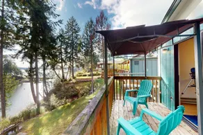 4BR dog-friendly waterfront home with beach access - Image 3